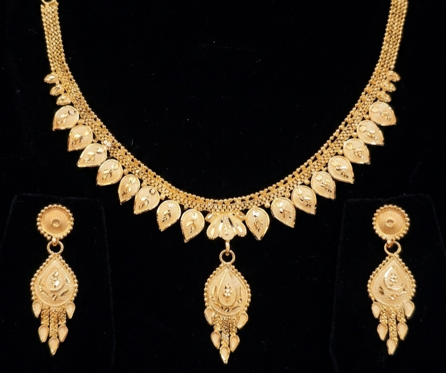 Traditional Mango-Leaf Motif Medallion Set